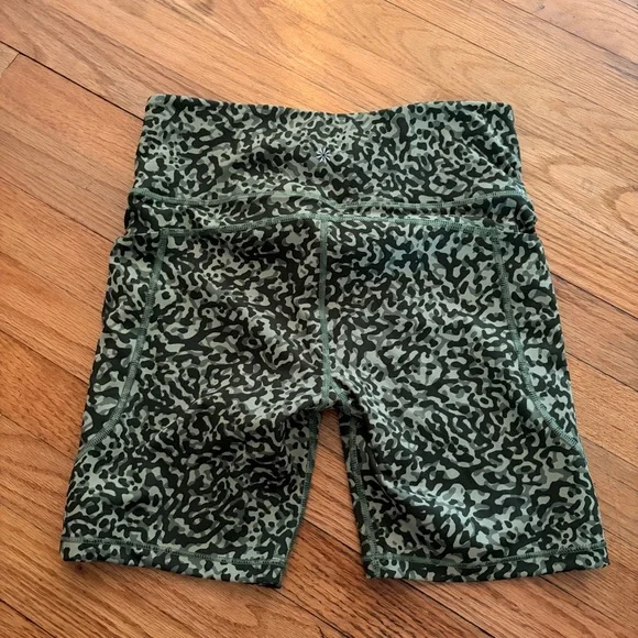 Athleta Ultimate Stash II 7” Short Green Camo Women's Biker Shorts - Picture 4 of 8